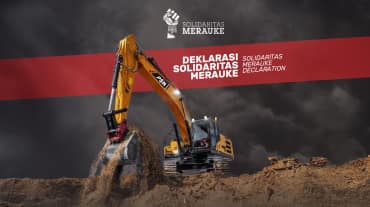 Photo de couverture de la "Déclaration de Solidarité Merauke" avec une pelleteuse
au premier plan