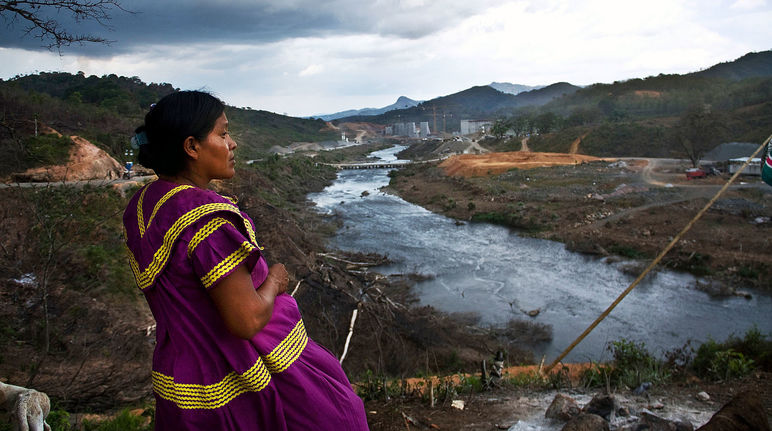Une Indienne Ngäbe Buglé observe au loin le chantier de la centrale hydroélectrique de Barro Blanco au Panama