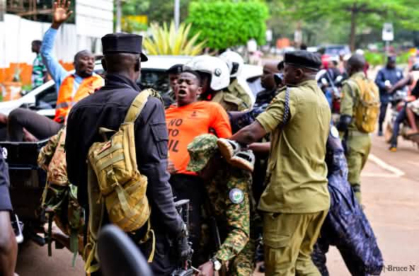 Arrestation d’étudiants lors d’une manifestation contre l’EACOP