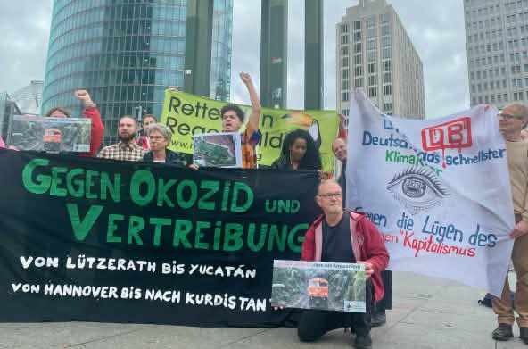 Un groupe manifeste au centre de Berlin devant l’immeuble de la Deutsche Bahn