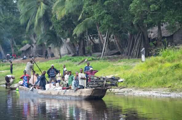 Une pirogue chargée de passagers et de vélos sur le fleuve Congo