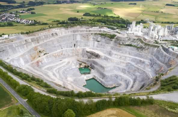 Vue aérienne d’une grande carrière de calcaire et de bâtiments industriels