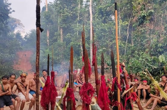 Les Autochtones du peuple Dayak Tomun s’opposent à la destruction de leur forêt par la société d’huile de palme SML à Kinipan