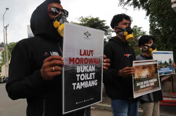 Des activistes de Jatam avec des pancartes
