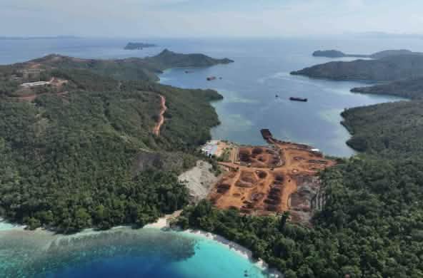 Vue aérienne d’une mine de nickel sur une petite île