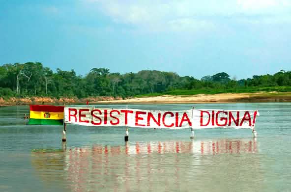 Bannière sur un fleuve dans la forêt tropicale de Bolivie : « Résister est une question de dignité » peut-on lire sur la bannière à côté du drapeau bolivien
