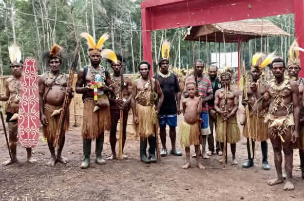 Portrait d’un groupe d’autochtones du peuple Awyu de Papouasie en habits traditionnels