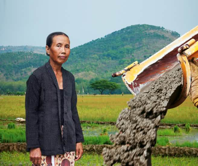 Photomontage : la paysanne Paini du peuple autochtone Samin à gauche, du ciment coulant d’une bétonnière à droite, et en arrière plan des rizières et la chaine montagneuse karstique des Kendeng
