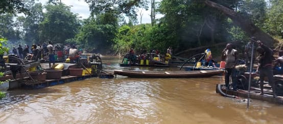 Chercheurs d’or illégaux sur une rivière en Côte d’Ivoire
