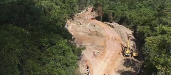 Vue aérienne de la construction d’un pipeline à boues de bauxite dans forêt tropicale