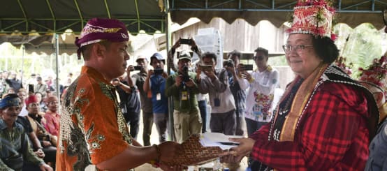 Willem Hengki remet une pétition à Siti Nurbaya, avec de nombreux photographes en arrière-plan