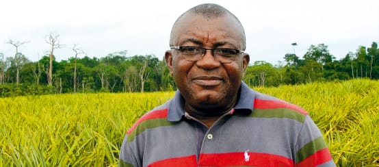 Le défenseur de la nature Odey Oyama devant une plantation d’ananas à l’intérieur du parc national de Cross River au Nigeria