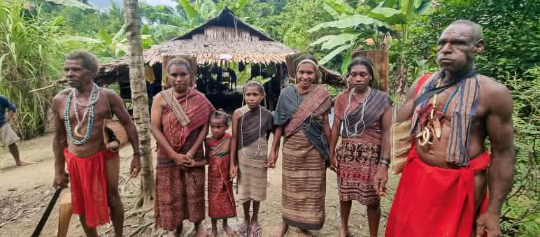 Les Moi Kelim tissent eux-mêmes leurs étoffes, qu’ils appellent Kain Timor. Ce sont leur bien le plus précieux qu’ils portent fièrement Des Papous exhibent fièrement des étoffes