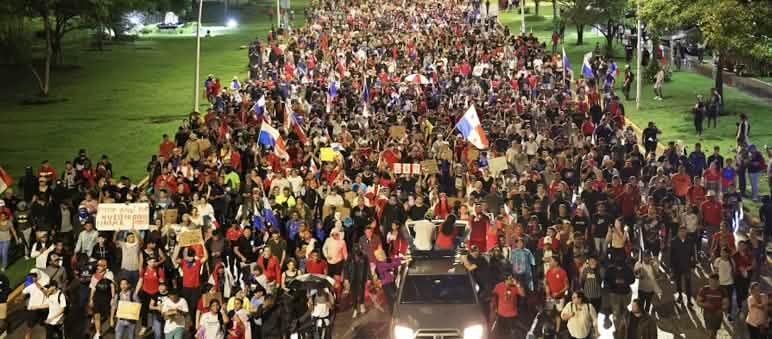 Manifestation contre l’exploitation minière dans la capitale Panama Un cortège de milliers de personnes traverse une rue de la capitale Panama