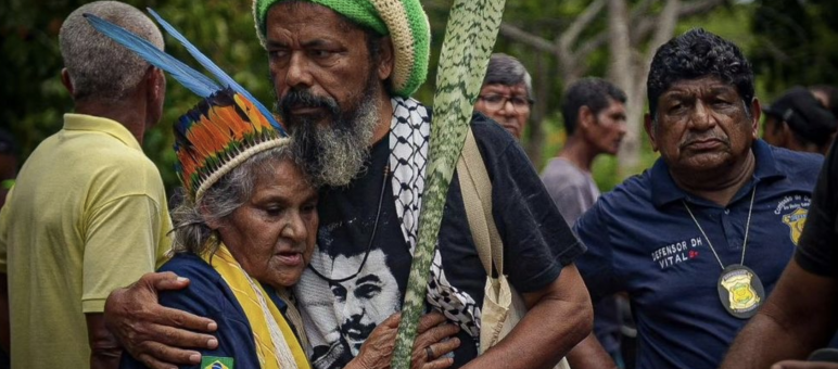 Joelson, de notre organisation partenaire Teia dos Povos, embrasse la sœur de la dirigeante indigène abattue Joelson, de l’organisation partenaire du RdR Teia dos Povos, embrasse la sœur de la dirigeante indigène abattue Maria de Fátima Muniz Pataxó, aussi appelée "Nega"