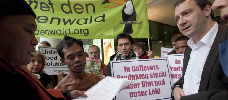 Le porte-parole d'Unilever écoute les revendications des indonésiens