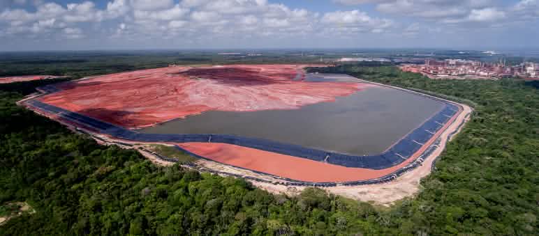 Le site de stockage des boues rouges d’Hydro Alunorte dans la forêt amazonienne Vue aérienne d’un site de stockage de boues rouges toxiques dans la forêt amazonienne