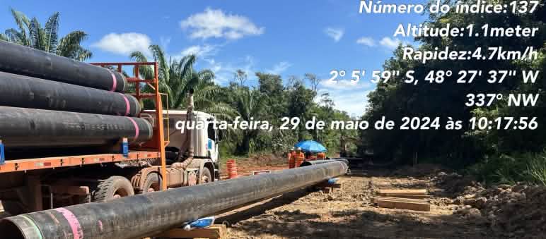 Documentation de la construction d’un pipeline à boues de bauxite dans l’ Etat du Pará en Amazonie brésilienne, ici la livraison de tronçons de conduite Un camion semi-remorque décharge des tronçons de conduite de pipeline dans la zone déboisée d’un chantier en Amazonie
