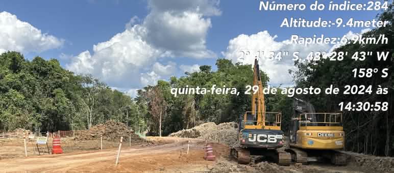 Documentation de la construction d’un pipeline à boues de bauxite par le groupe norvégien Hydro dans la forêt tropicale du Pará Chantier dans la forêt tropicale avec deux pelles sur chenilles au premier plan