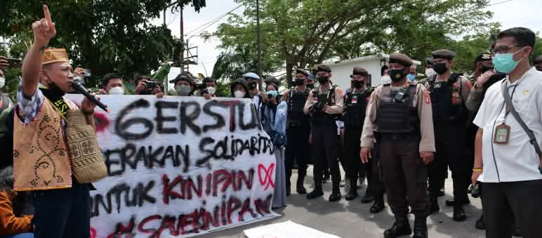 Solidarité locale et internationale avec Kinipan Manifestation d’habitants du village de Kinipan devant le tribunal de Palangkaraya en 2022 à Bornéo