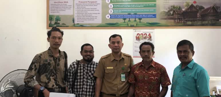 La protection de la forêt tropicale passe par la voie administrative Cinq hommes posent dans le bureau d’une administration territoriale à Bornéo