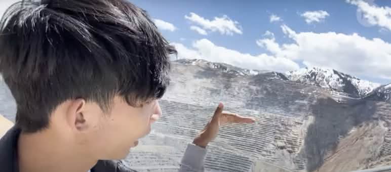 Ly Chandaravuth se bat pour la préservation de la nature du Cambodge Un jeune homme regarde une grande mine à ciel ouvert