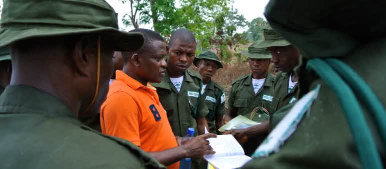 Notre partenaire Martins Egot entouré d’éco-gardes Martins Egot avec des éco-gardes