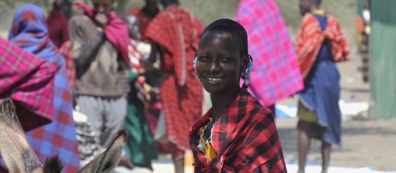 Massaï sur un marché près du cratère du Ngorongoro Femmes et hommes Massaï sur un marché, une femme regarde la caméra
