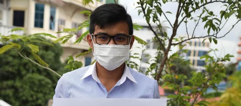 Liberté pour les activistes de Mother Nature Cambodia ! Un jeune homme brandit une affiche avec les photos des 6 militants de Mother Nature emprisonnés