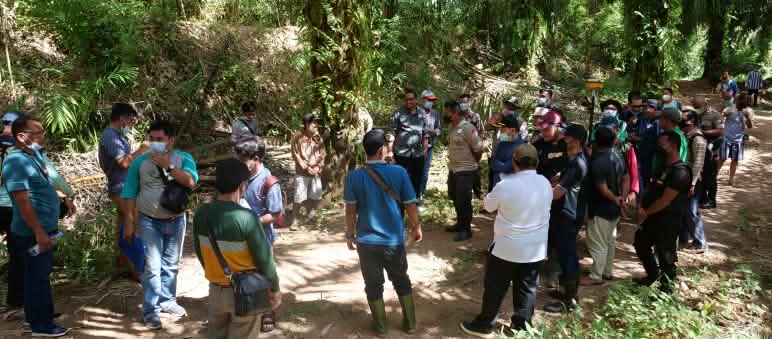 Les habitants du village de Penyang font preuve de courage et de détermination dans leur lutte contre l’industrie de l’huile de palme à Bornéo Journalistes et habitants du village de Penyang à Bornéo (Indonésie)