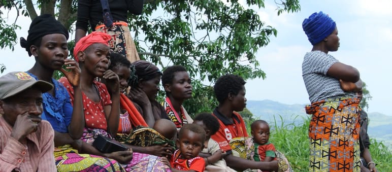 Les Batwa vivent dans une extrême pauvreté à la périphérie du parc national de Kahuzi-Biega Femmes et enfants du peuple autochtone batwa dans un village près de Bukavu