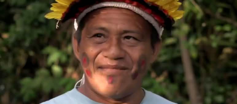 Sarapo Kaapor est décédé dans des circonstances douteuses. Les autochtones craignent que leur chef ait été empoisonné Portrait photographique du leader indigène Sarapo Kaapor avec sa parure de plumes