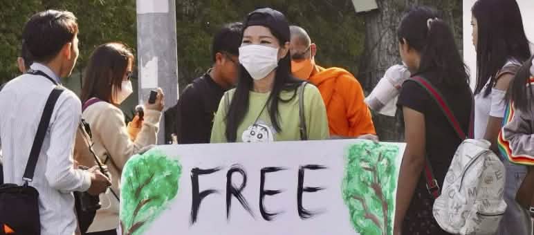 À Phnom Penh, une jeune manifestante réclame la libération des activistes Une militante tient une grande pancarte sur laquelle on peut lire « Free Mother Nature Activist ! »