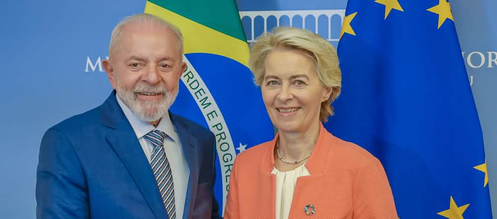 Le président brésilien Lula aurait fait pression sur la présidente de la Commission européenne Ursula von der Leyen pour obtenir le report de la loi La présidente de la Commission européenne, Ursula von der Leyen, et le président du Brésil, Lula da Silva, se serrent la main devant les drapeaux brésiliens et européens