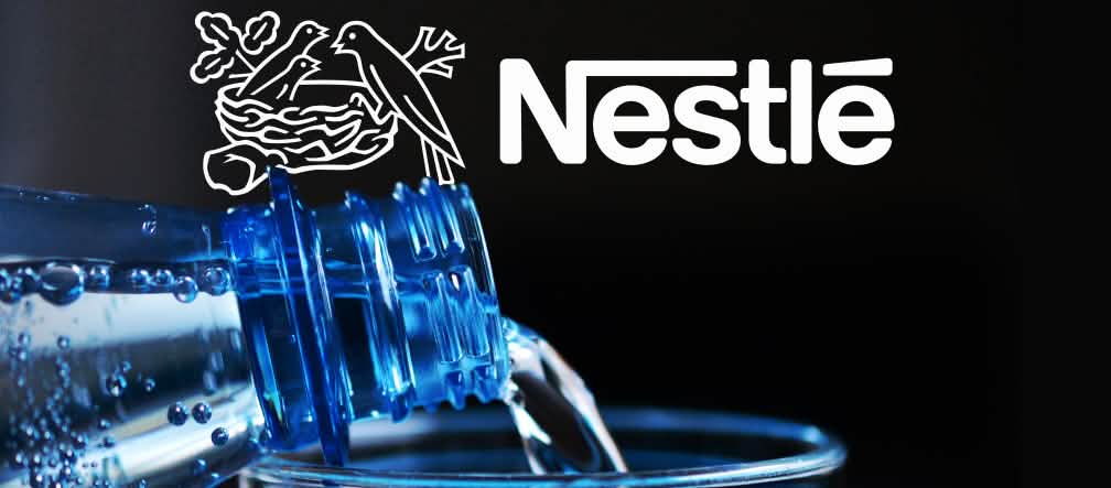 Nestlé est le plus grand fournisseur d’eau minérale au monde Gros plan d’une bouteille d’eau