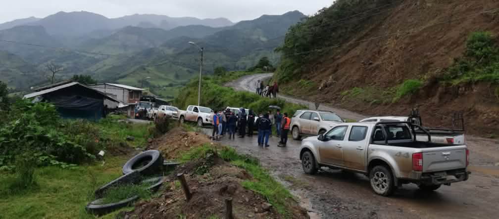 Les véhicules de la société minière Hanrine tentent de pénétrer sur le territoire municipal Une file de véhicules de la compagnie minière Hanrine bloqués sur la route d’accès de la municipalité de Buenos Aires (canton d’Urcuquí, province d’Imbabura) dans le nord de l’Équateur