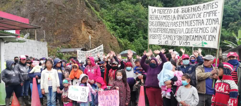 Les habitants de Buenos Aires rejettent toute forme d’exploitation minière Une foule bigarrée de personnes, tenant des banderoles et des pancartes contre l’exploitation minière, à Merced de Buenos Aires (Equateur)