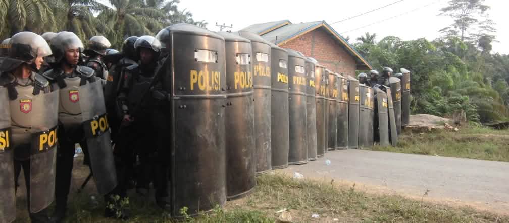 Protester aura été fatal à ce chef de village battu à mort par des mercenaires ndonésie : la police sécurise des plantations de palmier à huile