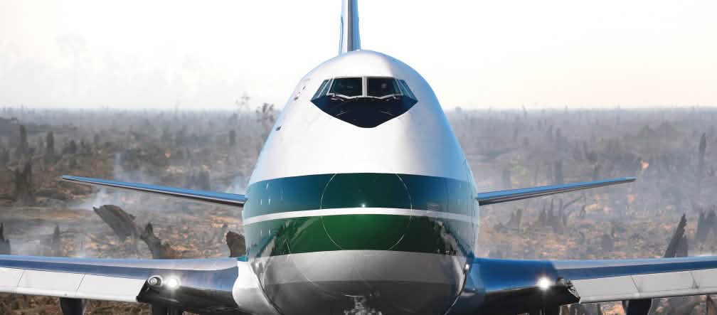 À l’avenir, le transport aérien pourrait exacerber la déforestation avec les biocarburants Photomontage : un avion de face avec en arrière-plan les cendres encore fumantes d'une forêt tropicale venant d'être incendiée