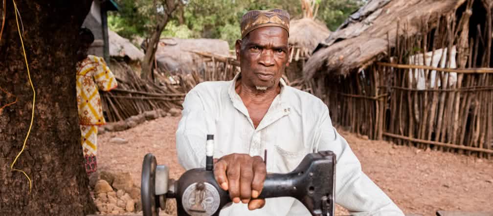 Le village coutumier de Hamdallaye est condamné à disparaître à cause d’une mine de bauxite Tailleur à Hamdallaye, Guinée