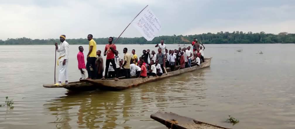 Les habitants manifestent sur des bateaux contre la pollution de la rivière Aruwimi Les habitants manifestent sur des bateaux contre la pollution de la rivière Aruwimi