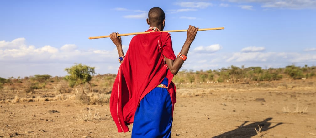 Le peuple Massaï est parmi les plus connus en Afrique de l’Est Indigène du peuple Massaï vu de dos