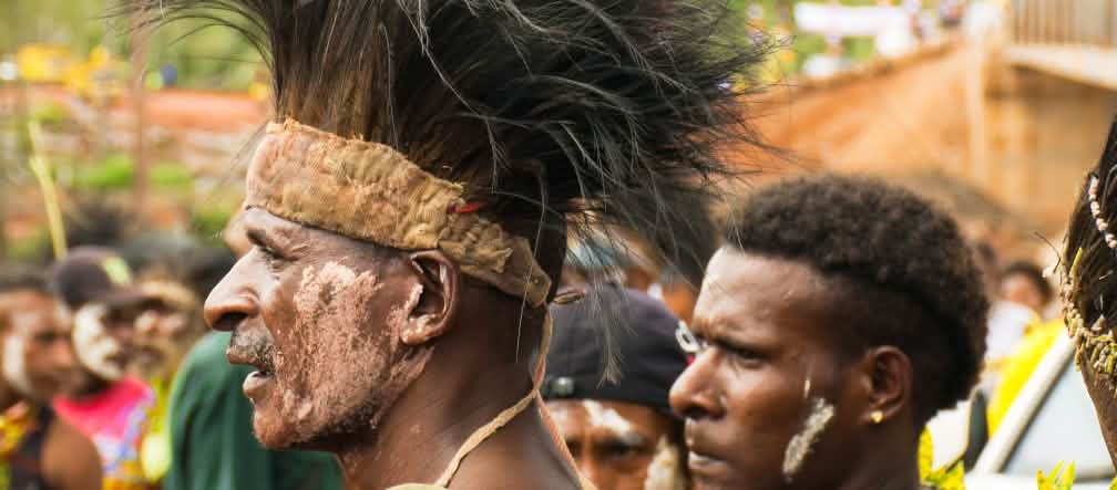 Les Mahuze luttent contre le méga-projet agricole MIFEE Deux hommes du peuple autochtone Mahuze dans la province indonésienne de Papouasie