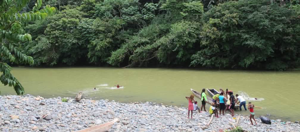 Groupe de personnes au bord d’une rivière en Equateur