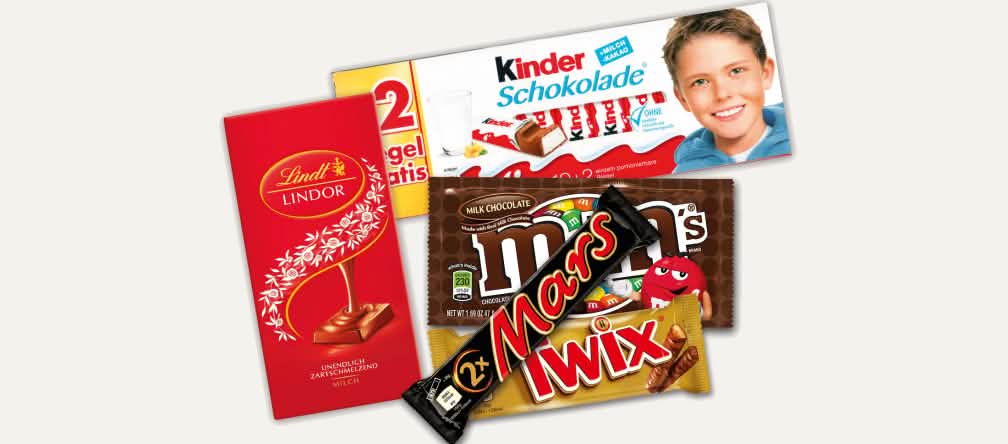 Mars, Mondelez, Nestlé & Co. : les grands groupes agroalimentaires doivent arrêter de s’approvisionner en cacao issu de zones protégées. Montage de différents produits contenant du chocolat : Kinder, barres chocolatées Mars et Twix, tablette Lindt, etc.