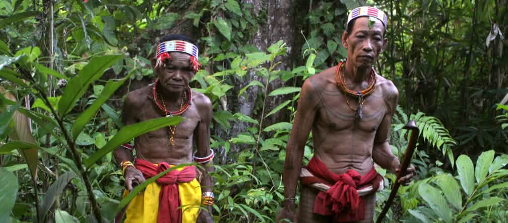 Autochtones Mentawaï, aussi appelés hommes-fleurs, sur l’île de Siberut Deux hommes-fleurs au milieu de leur forêt sur l’île de Siberut en Indonésie