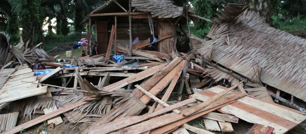 Scène de dévastation dans un lotissement du peuple Suku Anak Dalam dans la province de Jambi