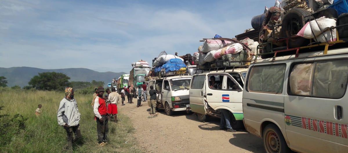 Un convoi de véhicules traversant la savane du parc national des Virunga