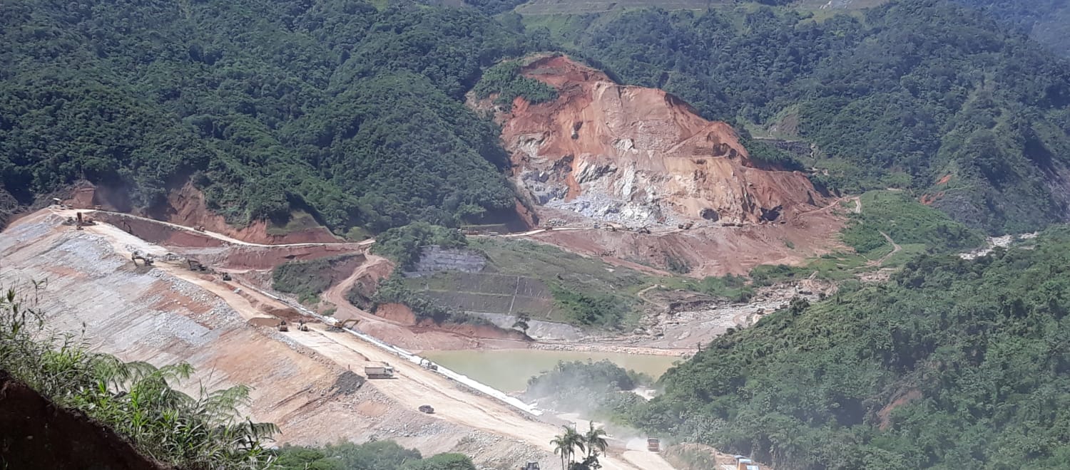 Mine de cuivre à ciel ouvert dans la forêt tropicale équatorienne