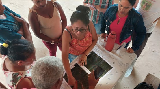 Groupe de personnes en train de recevoir une aide juridique de la Commission pastorale de la terre du Maranhão (CPT-MA)